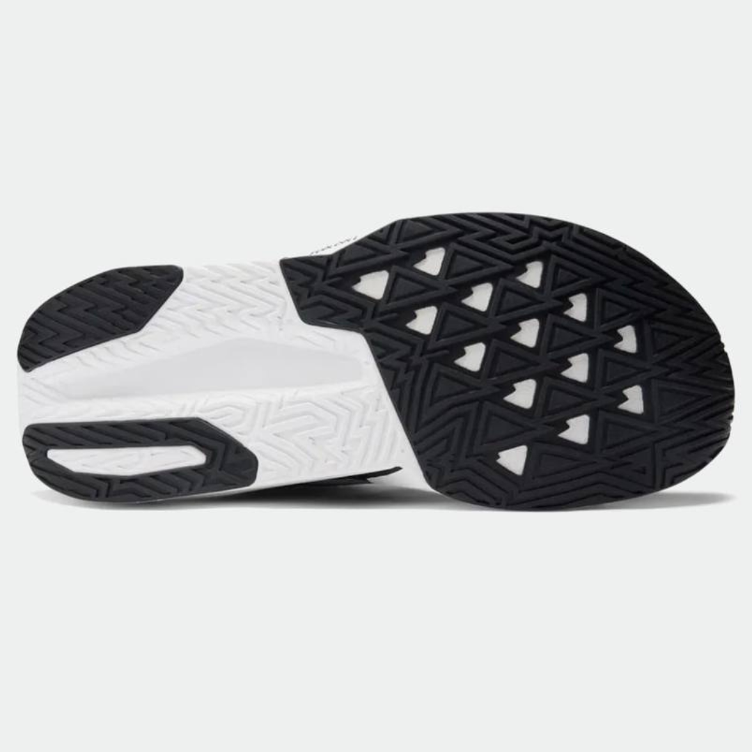 Tênis New Balance Fuelcell Rebel V5 - Preto/Branco