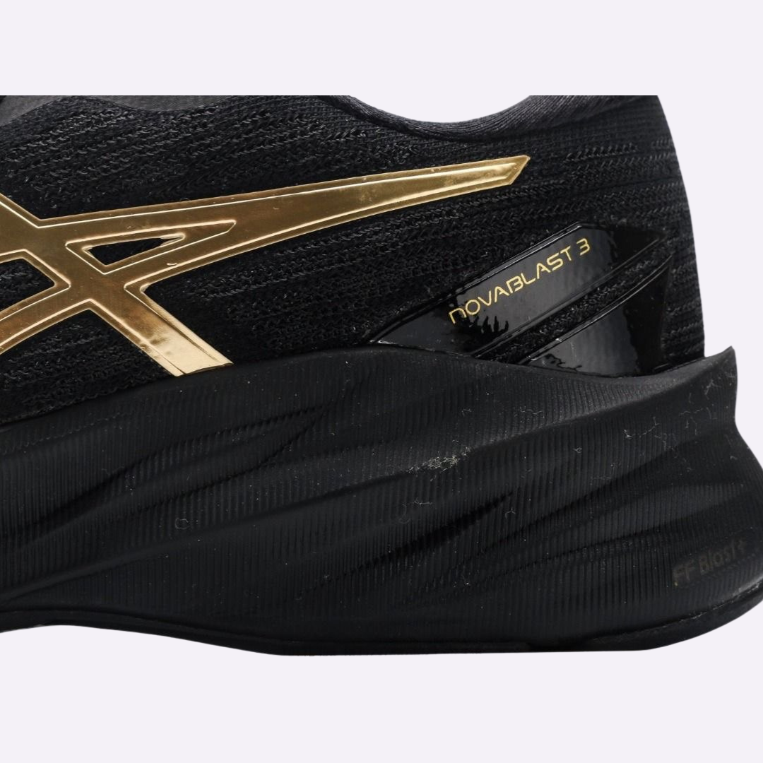 Tênis Asics Novablast 3 Preto/Dourado