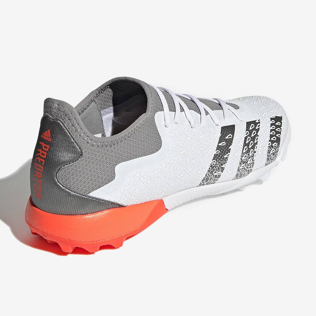 Chuteira Adidas Predator Freak .3 Low Society White Spark