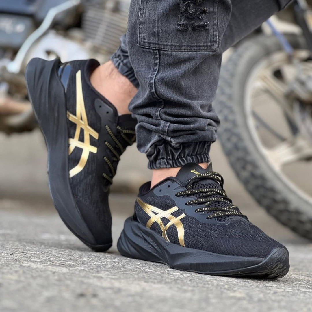 Tênis Asics Novablast 3 Preto/Dourado