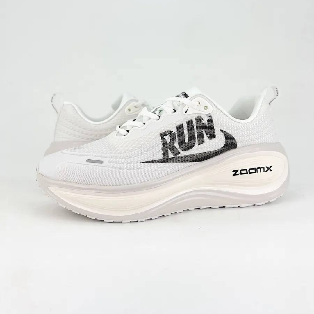 Tênis Nike Vomero Plus Run - Branco/Preto