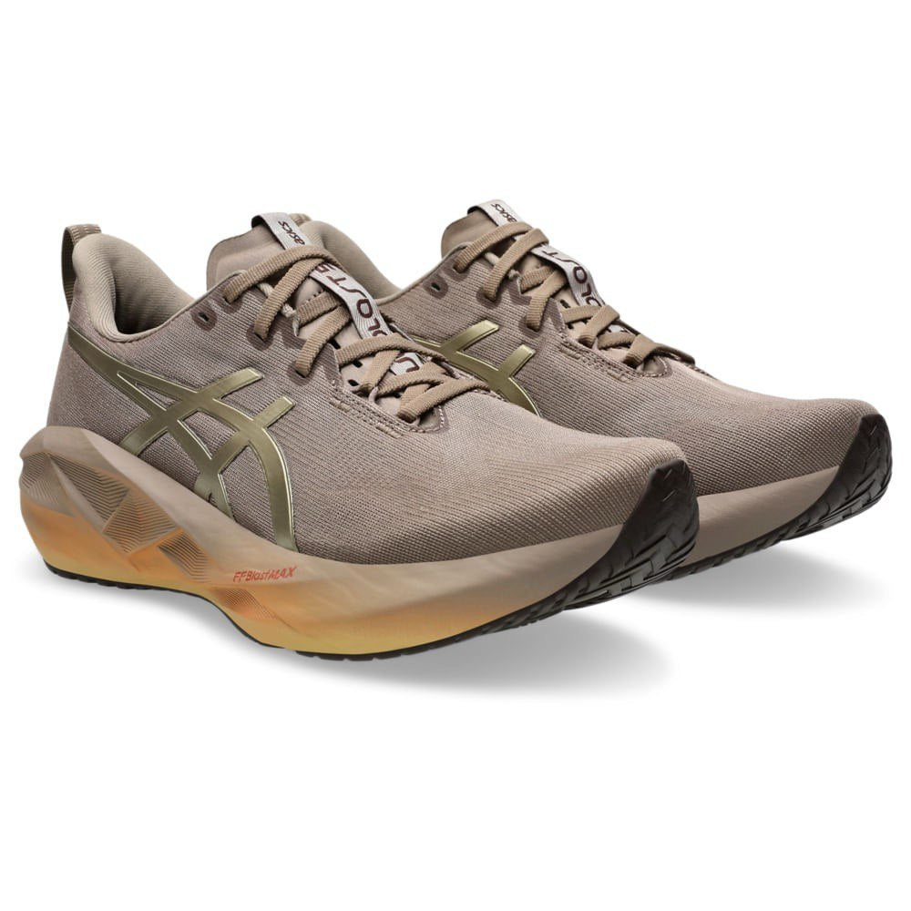 Tênis Asics Novablast 5 Luxe - Dourado/Marrom