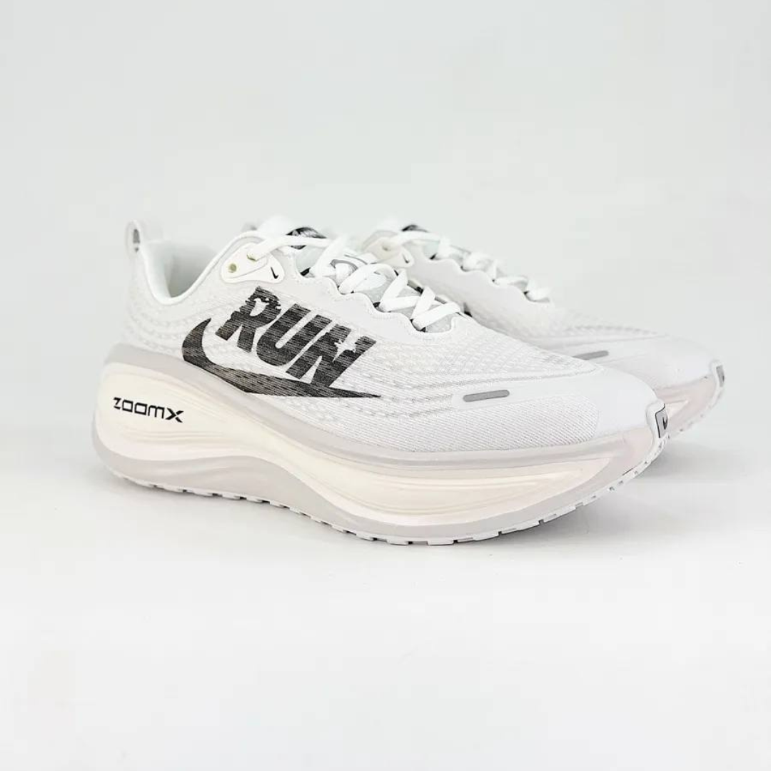 Tênis Nike Vomero Plus Run - Branco/Preto