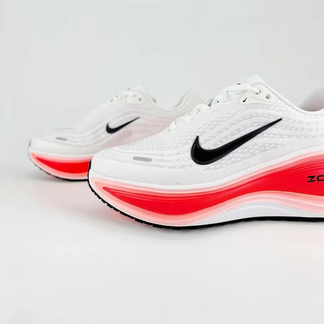 Tênis Nike Vomero Plus - Branco/Vermelho
