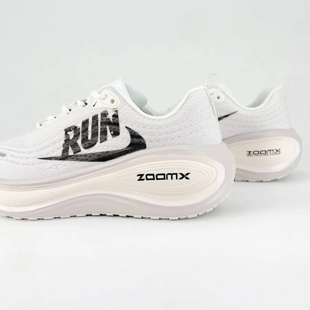 Tênis Nike Vomero Plus Run - Branco/Preto