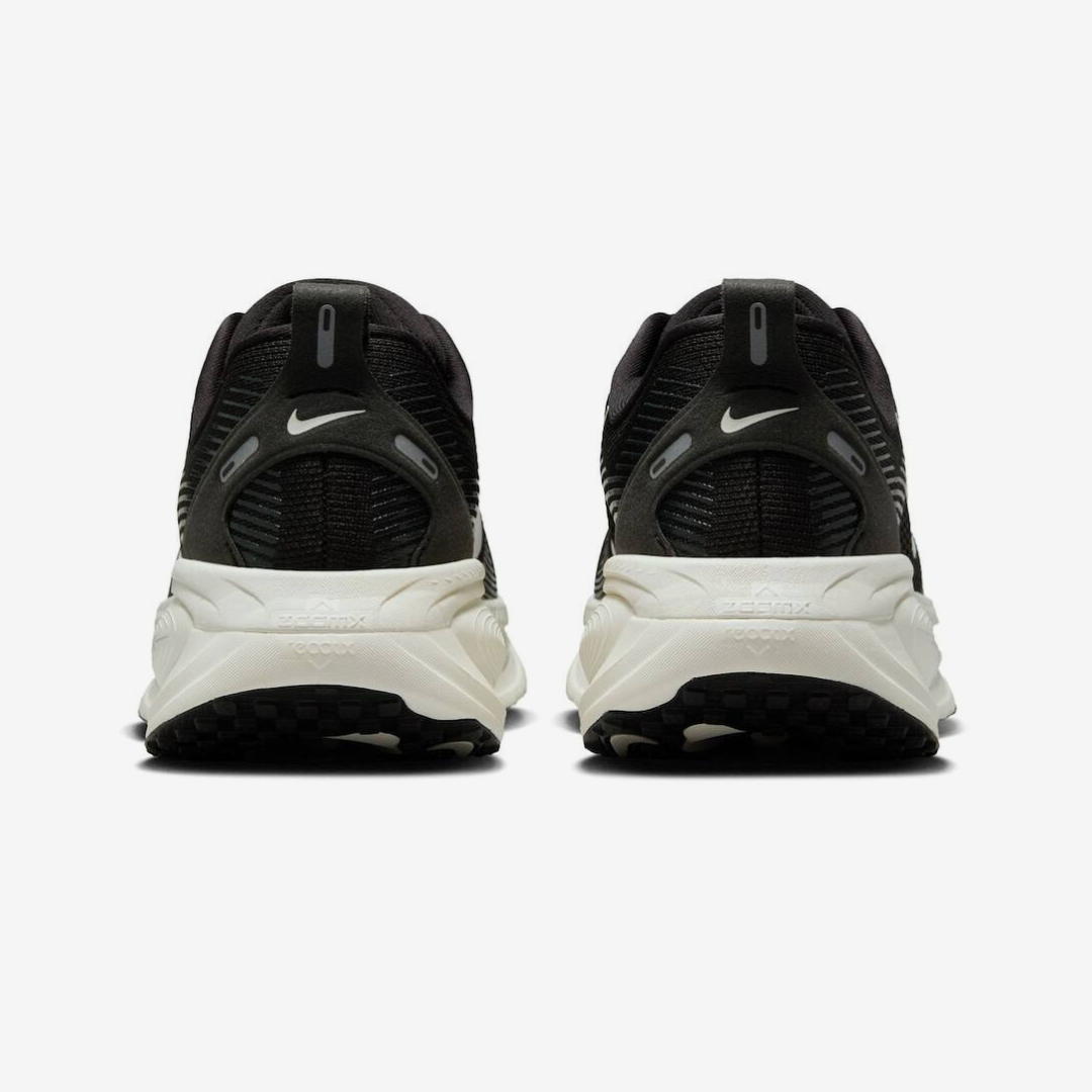 Tênis Nike Vomero 18 - Preto/Branco
