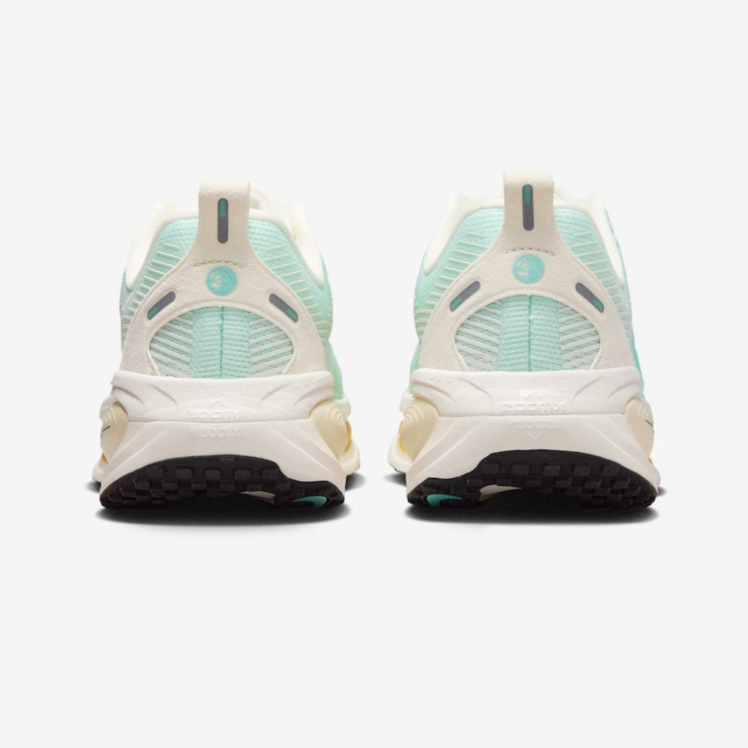 Tênis Nike Vomero 18 - Flash Aqua/Bege