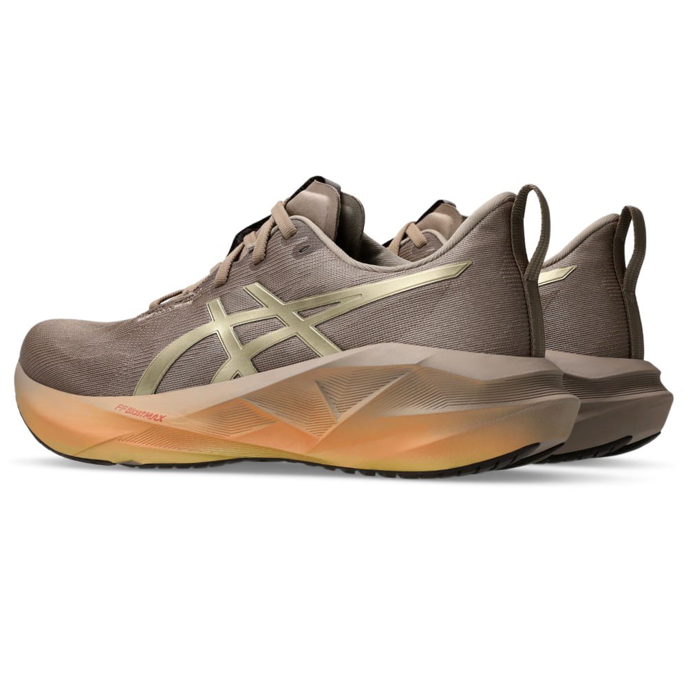 Tênis Asics Novablast 5 Luxe - Dourado/Marrom