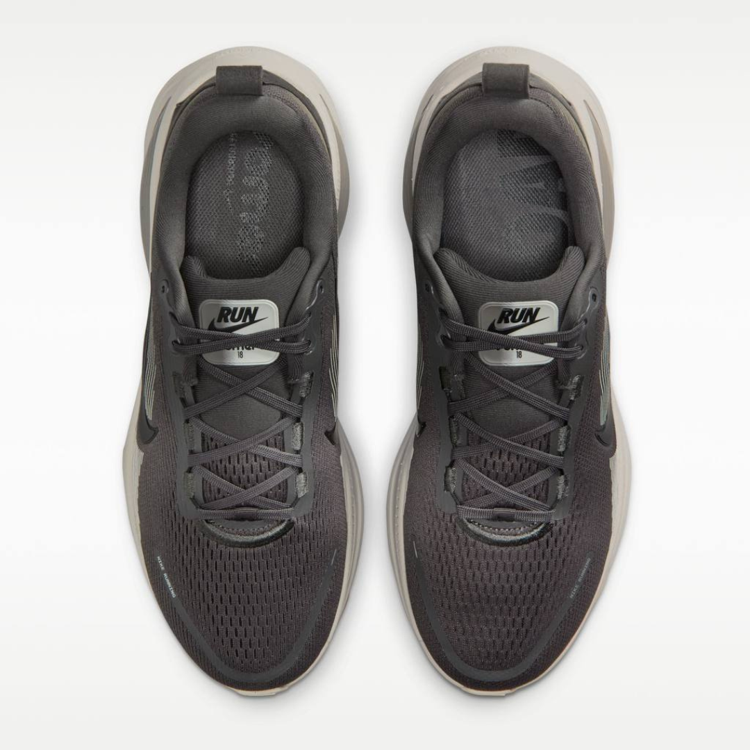 Tênis Nike Vomero 18 - Cinza Escuro/Bege
