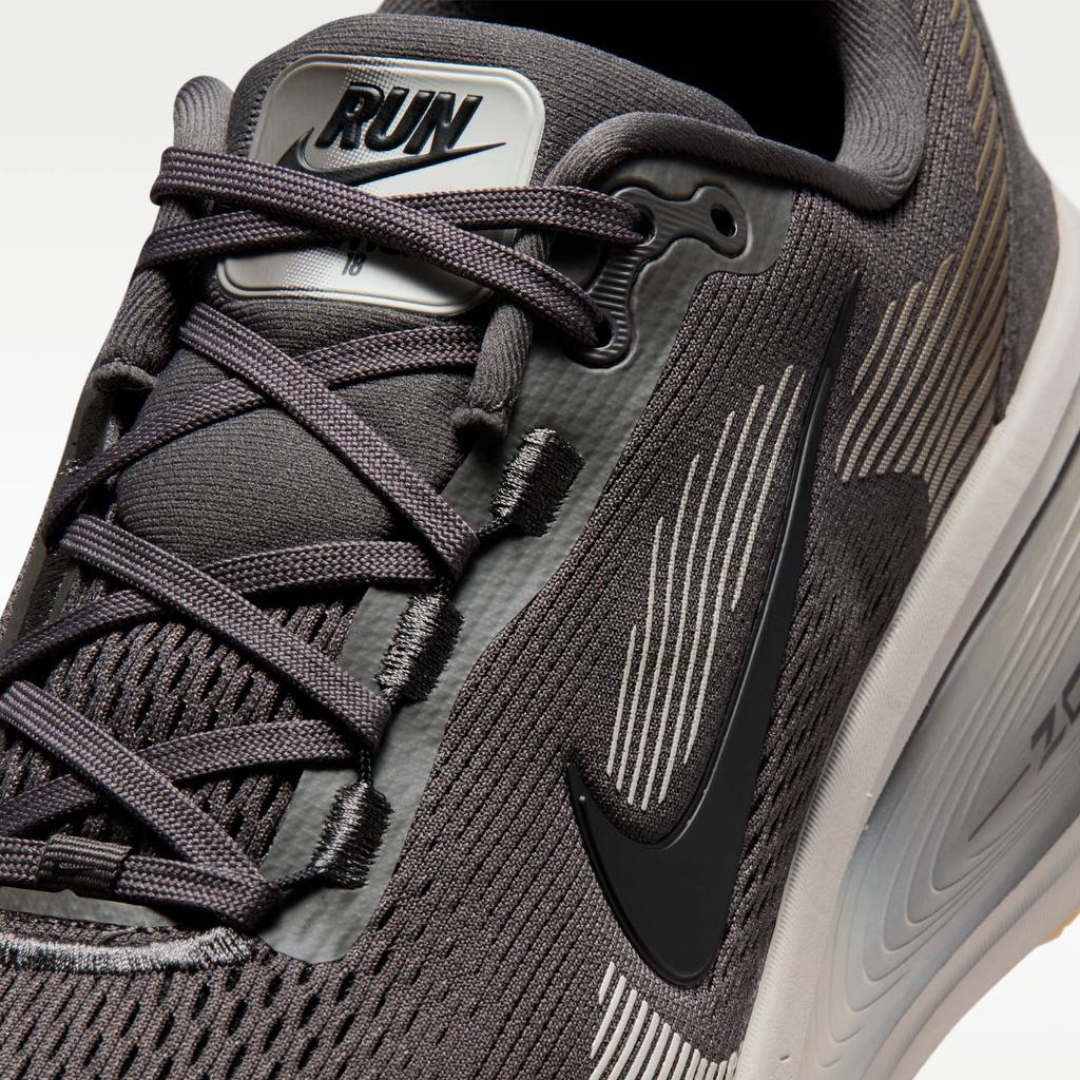 Tênis Nike Vomero 18 - Cinza Escuro/Bege