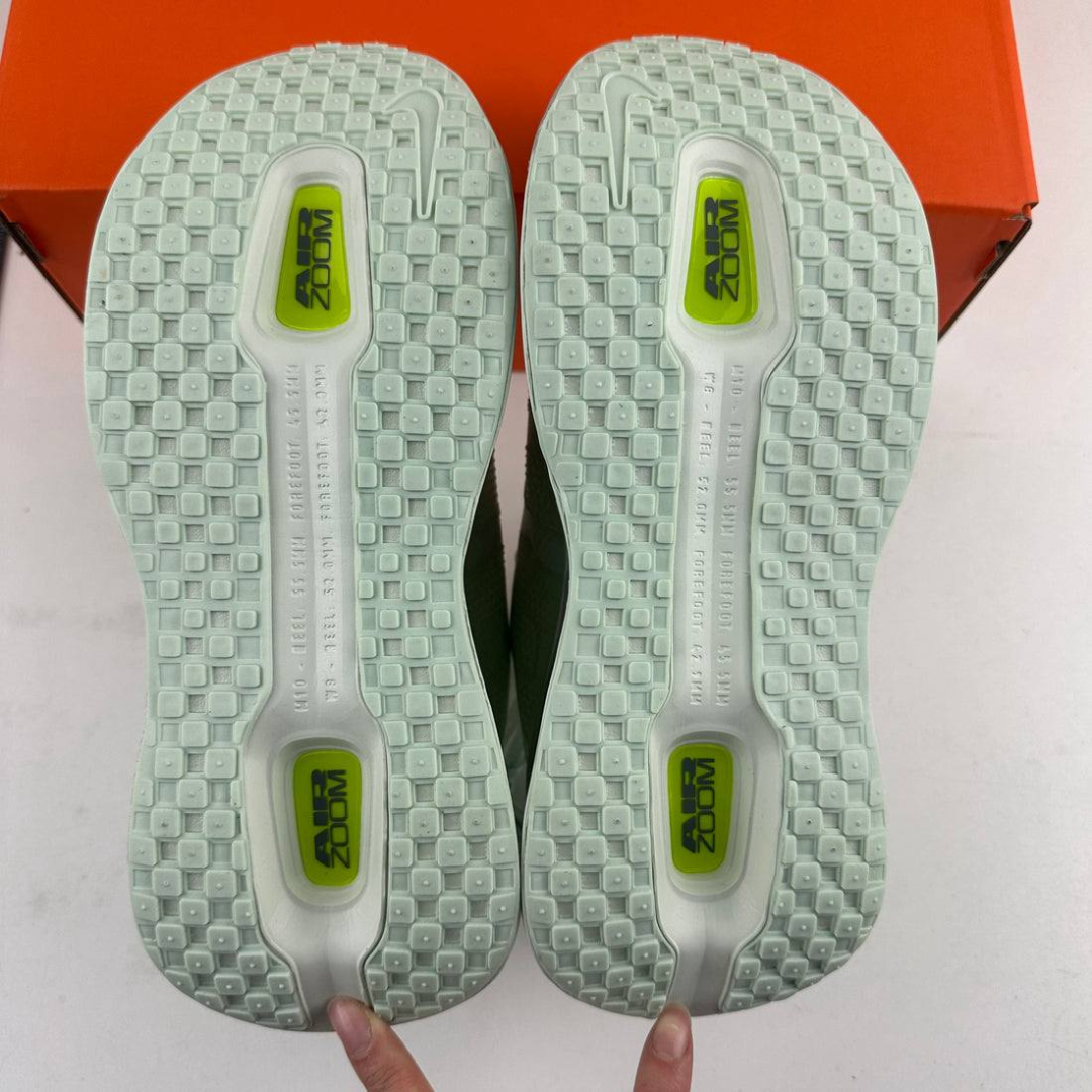 Tênis Nike Vomero Premium - Barely Volt