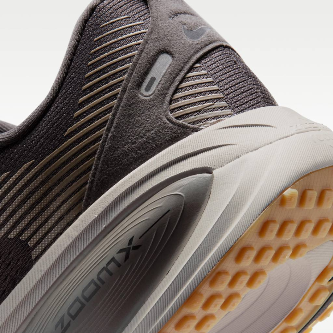 Tênis Nike Vomero 18 - Cinza Escuro/Bege
