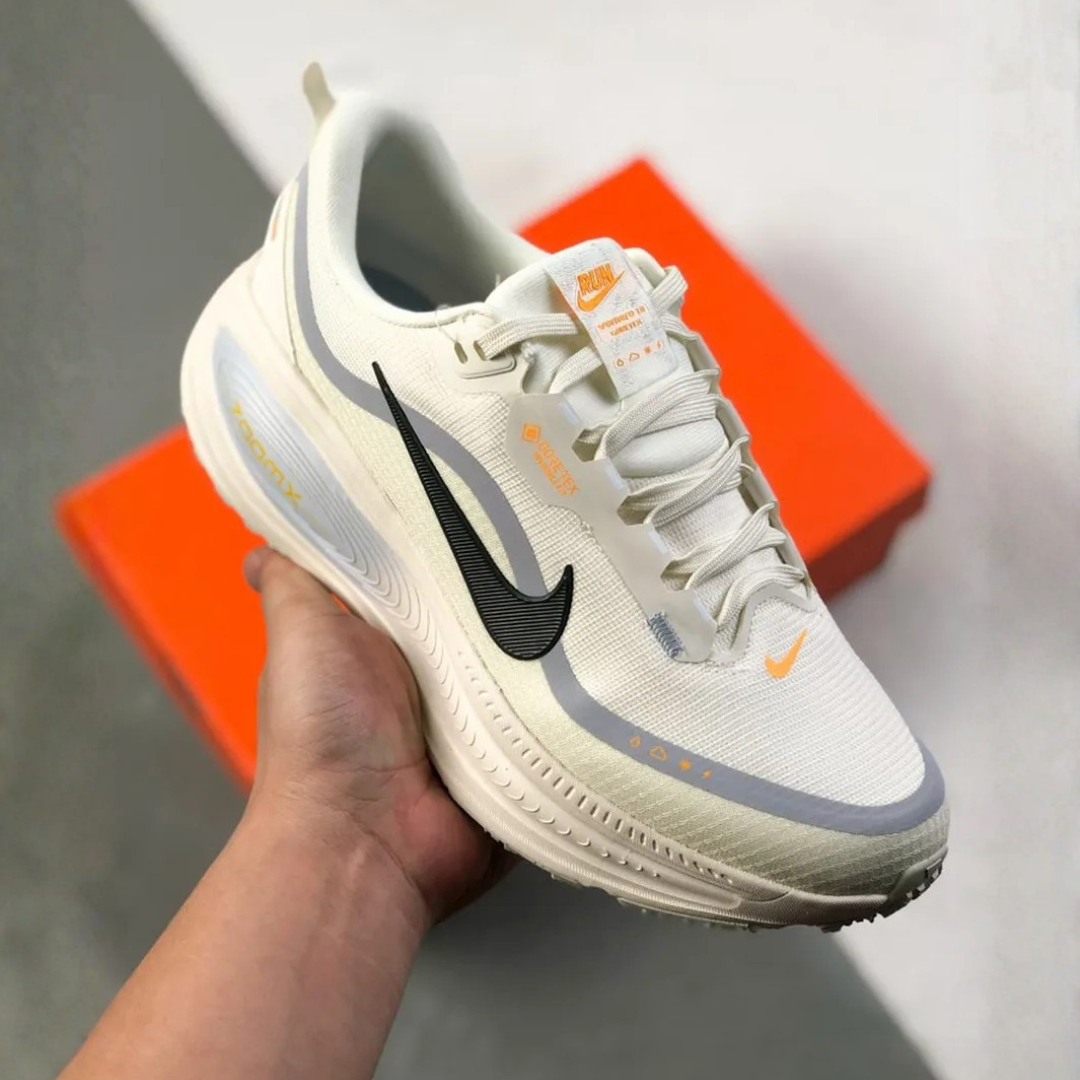 Tênis Nike Vomero 18 GORE-TEX - Bege/Cinza