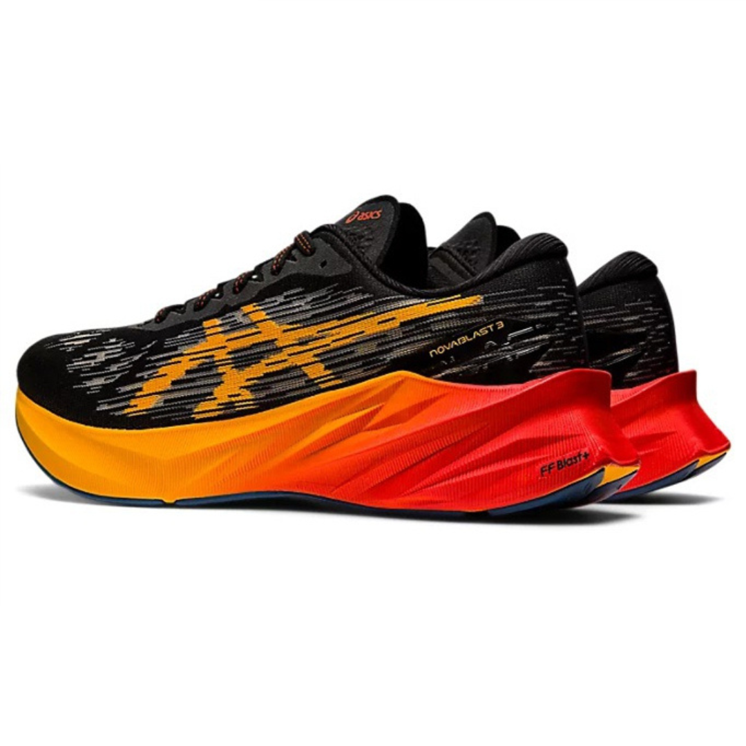 Tênis Asics Novablast 3 Preto com Vermelho e Laranja