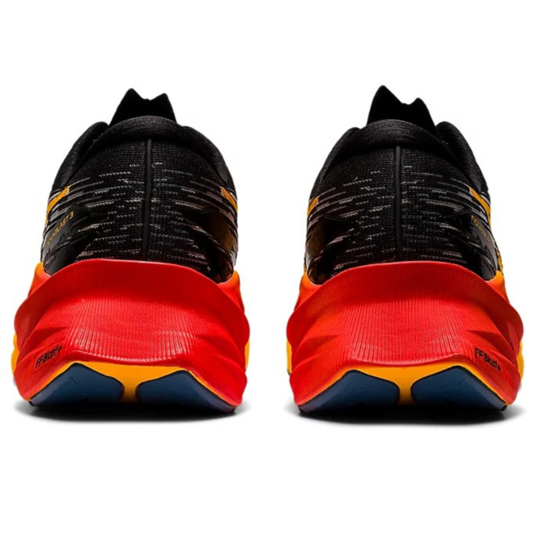 Tênis Asics Novablast 3 Preto com Vermelho e Laranja