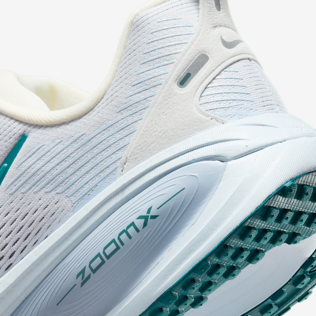 Tênis Nike Vomero 18 - Branco/Verde