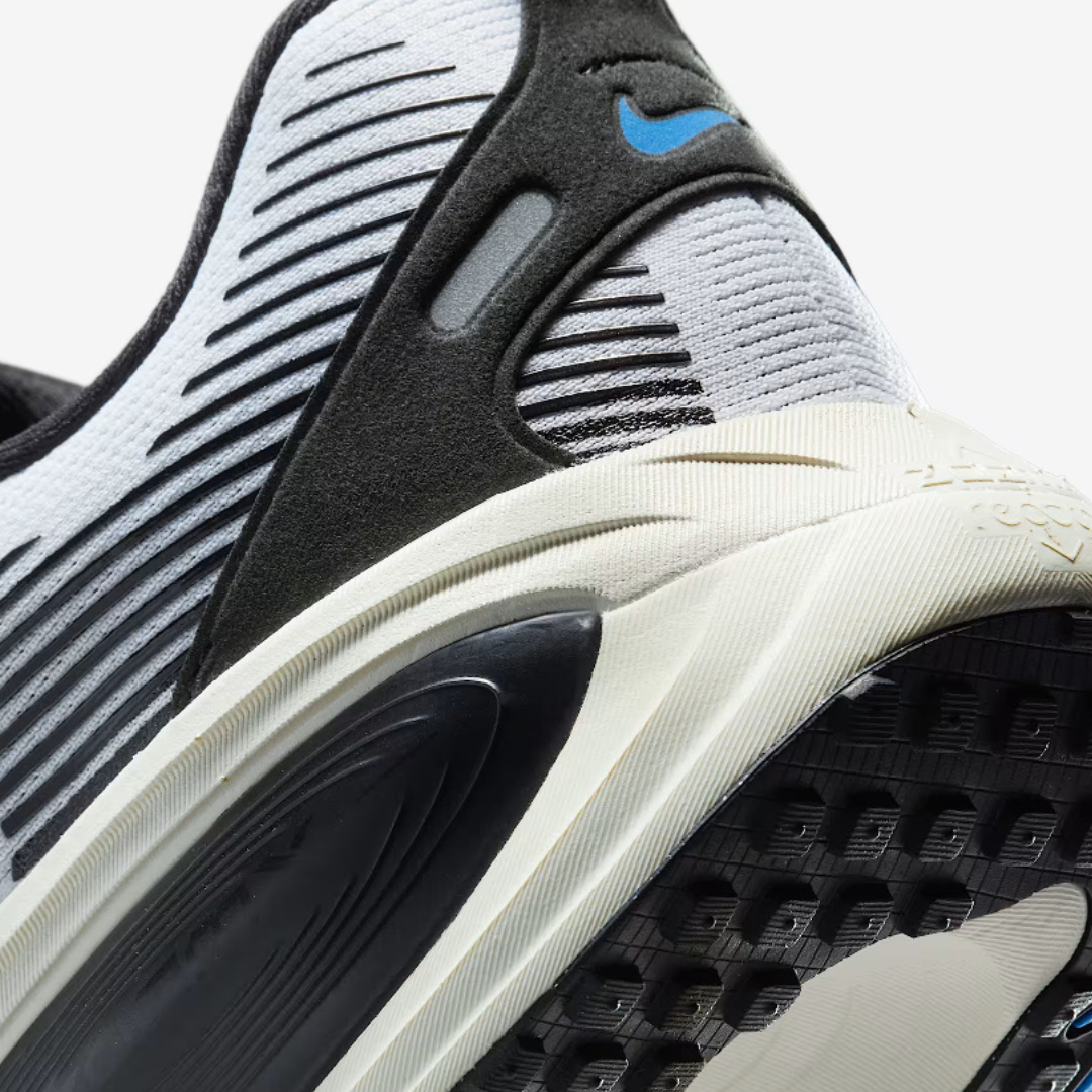 Tênis Nike Vomero 18 - Branco/Photoblue