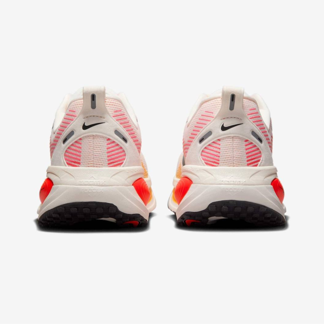Tênis Nike Vomero 18 - Branco/Laranja