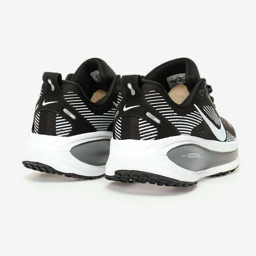Tênis Nike Vomero 18 - Preto/Branco/Cinza