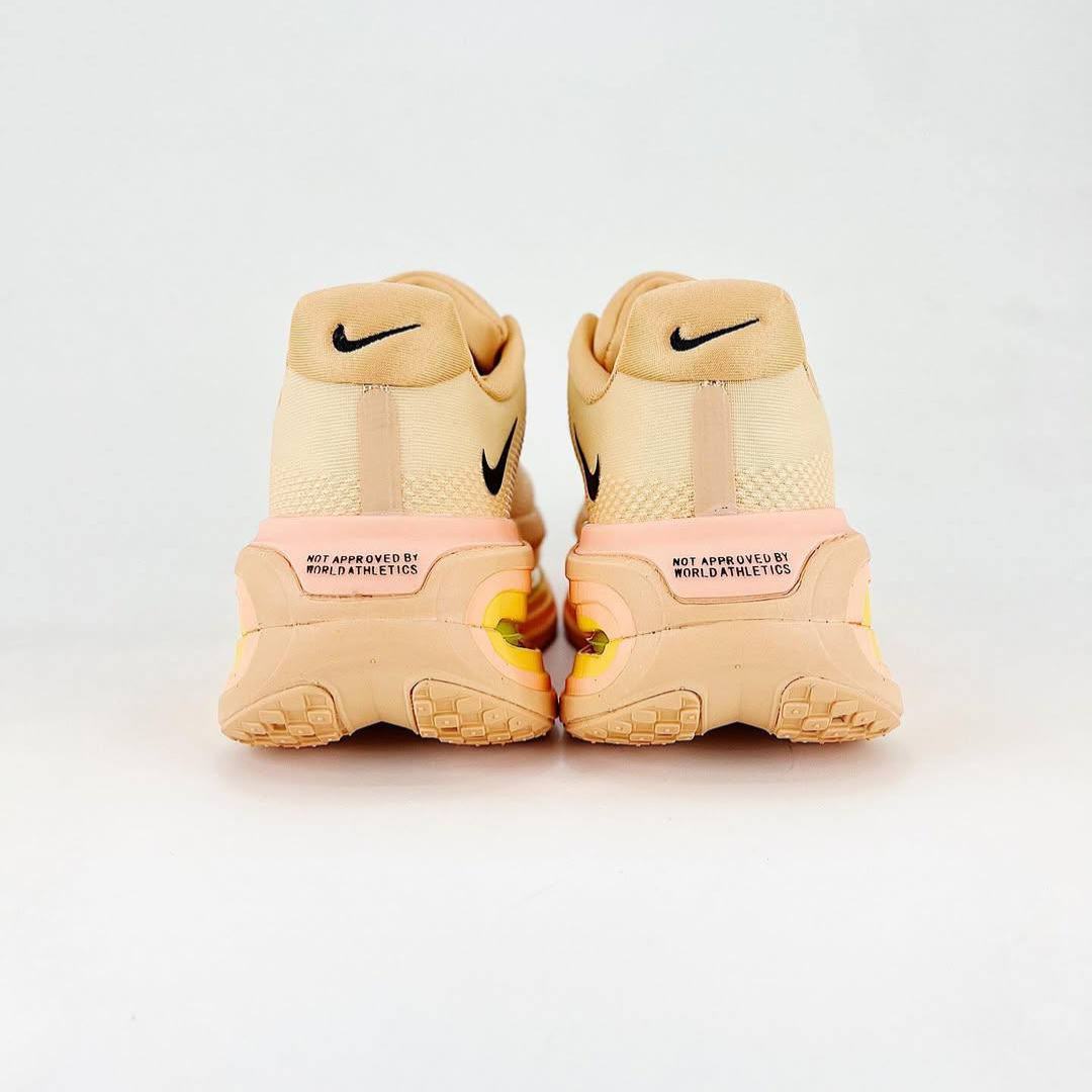 Tênis Nike Vomero Premium - Laranja/Preto