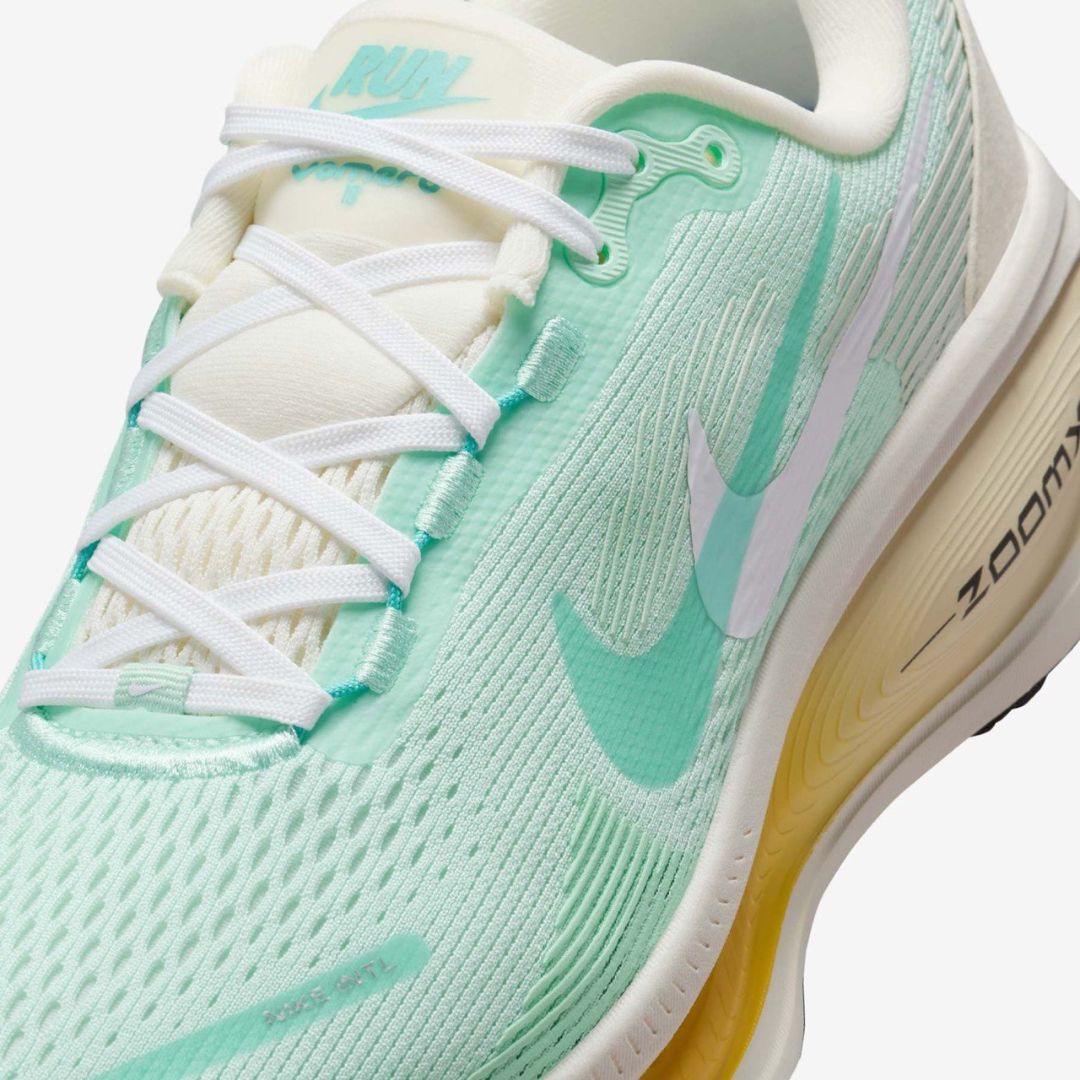 Tênis Nike Vomero 18 - Flash Aqua/Bege