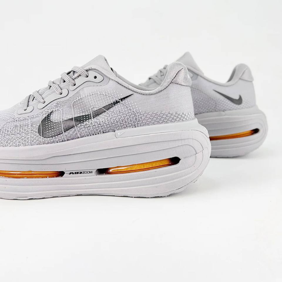 Tênis Nike Vomero Premium - Cinza/Laranja