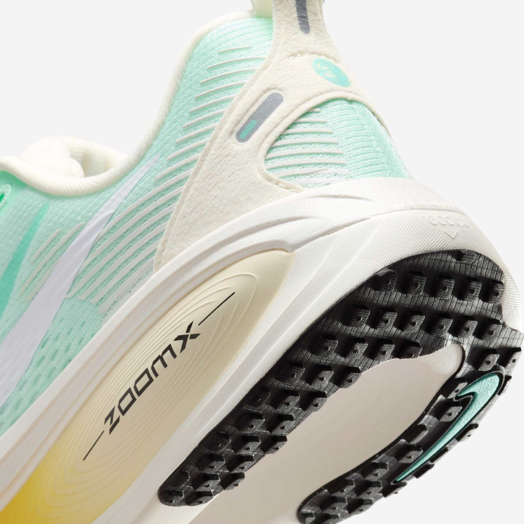 Tênis Nike Vomero 18 - Flash Aqua/Bege