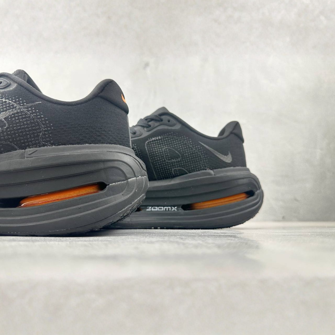 Tênis Nike Vomero Premium - Preto/Laranja