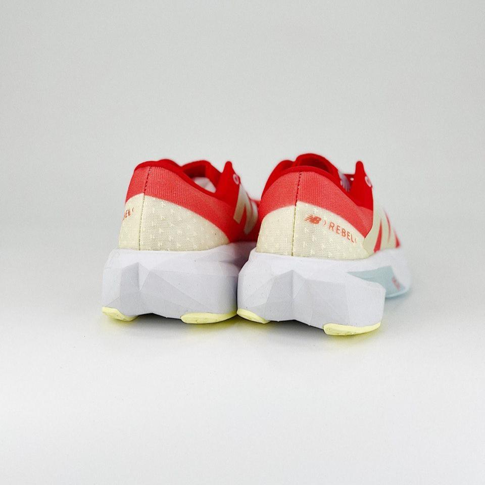 Tênis New Balance FuelCell Rebel V4 - Red/Gold