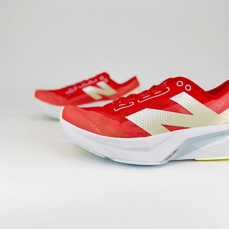 Tênis New Balance FuelCell Rebel V4 - Red/Gold