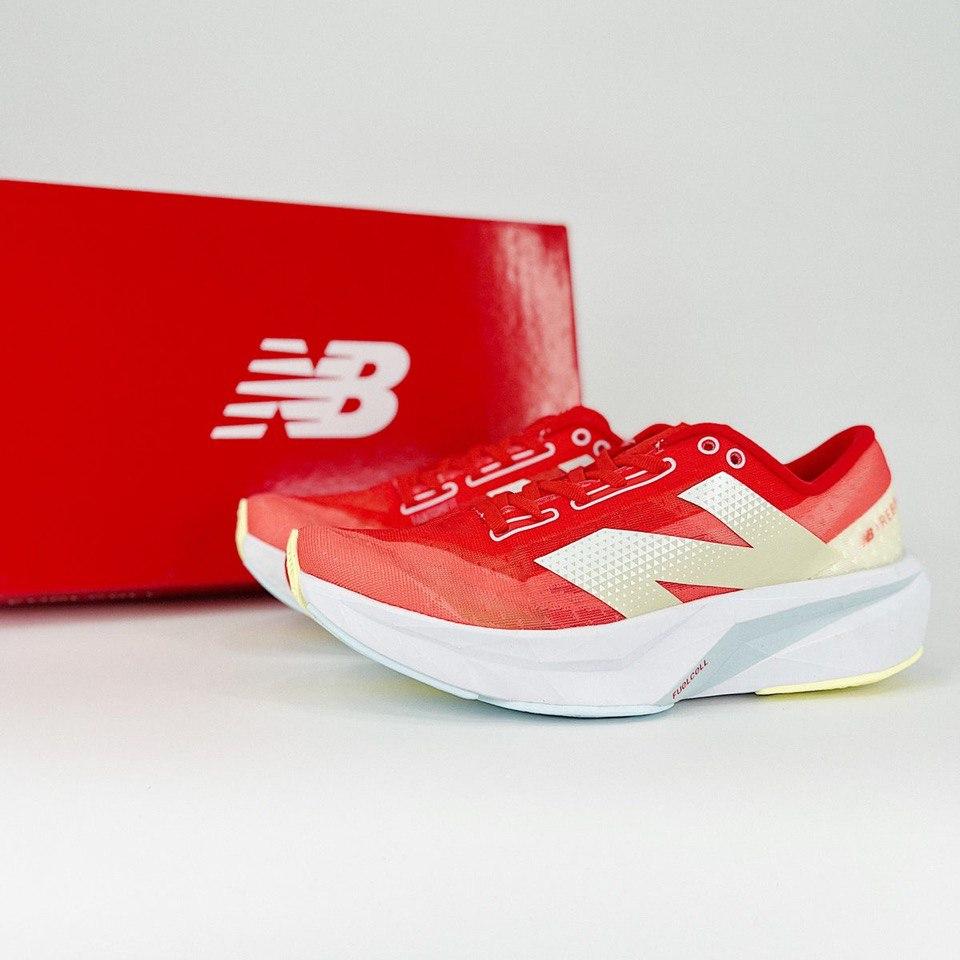 Tênis New Balance FuelCell Rebel V4 - Red/Gold