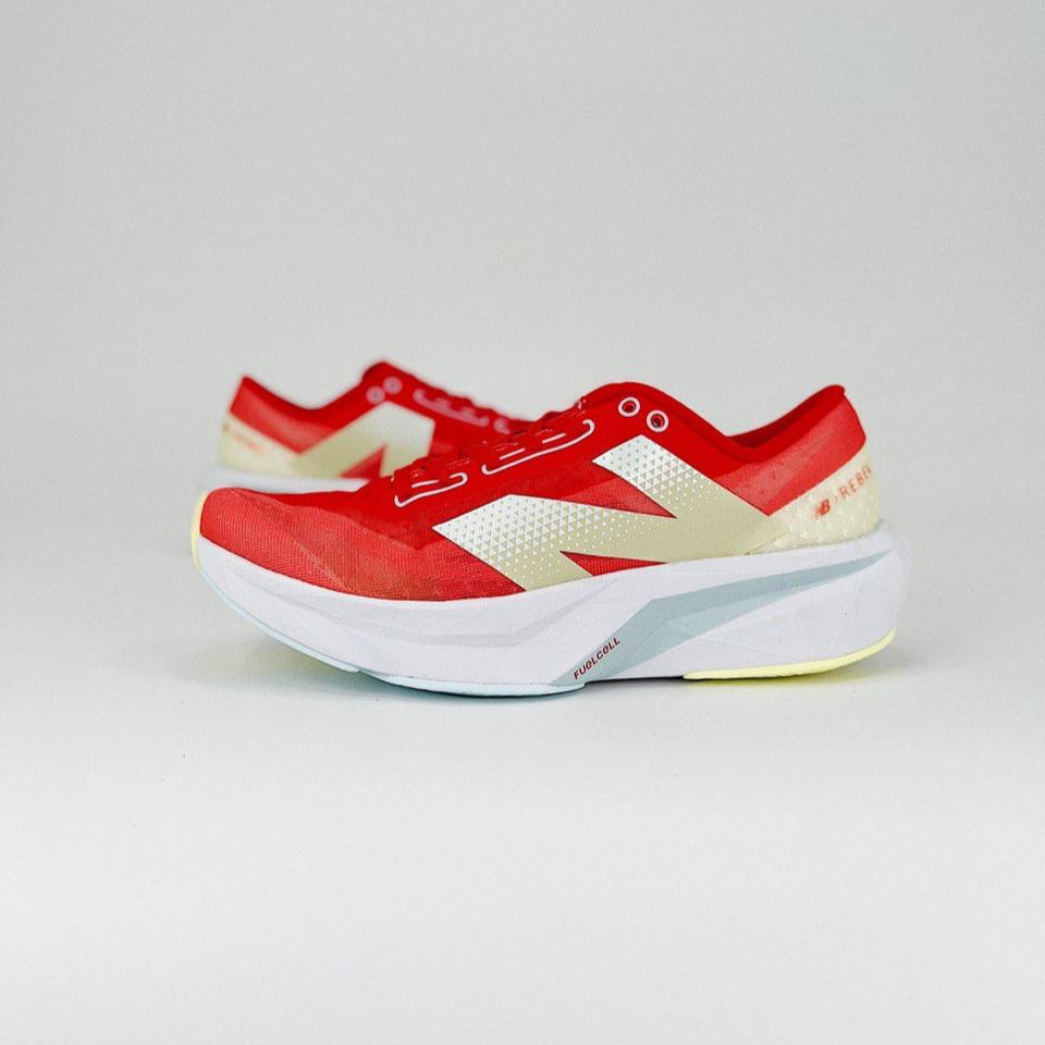 Tênis New Balance FuelCell Rebel V4 - Red/Gold