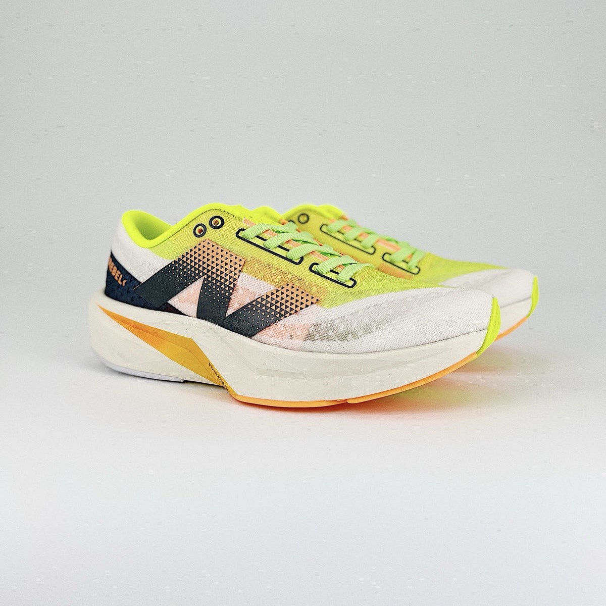 Tênis New Balance FuelCell Rebel V4 - Collor