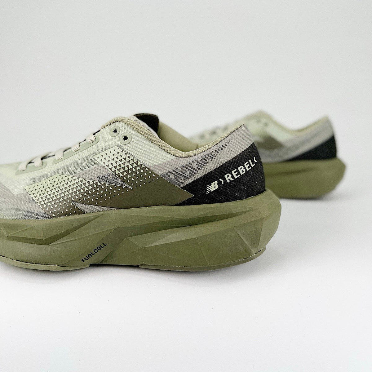 Tênis New Balance FuelCell Rebel V4 - Verde militar
