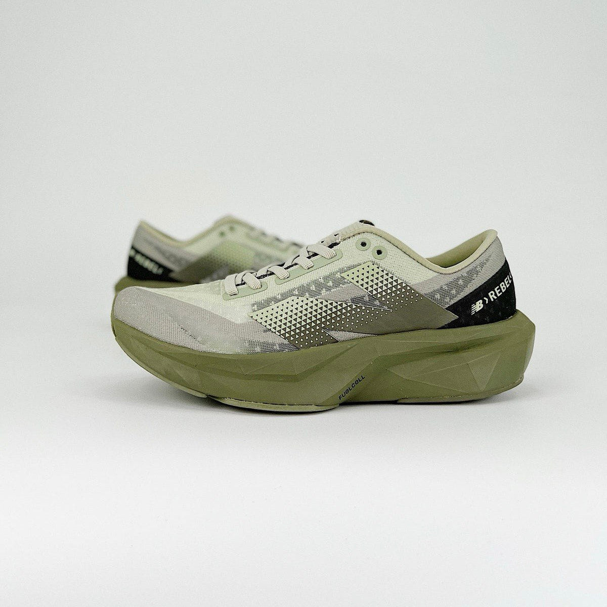 Tênis New Balance FuelCell Rebel V4 - Verde militar