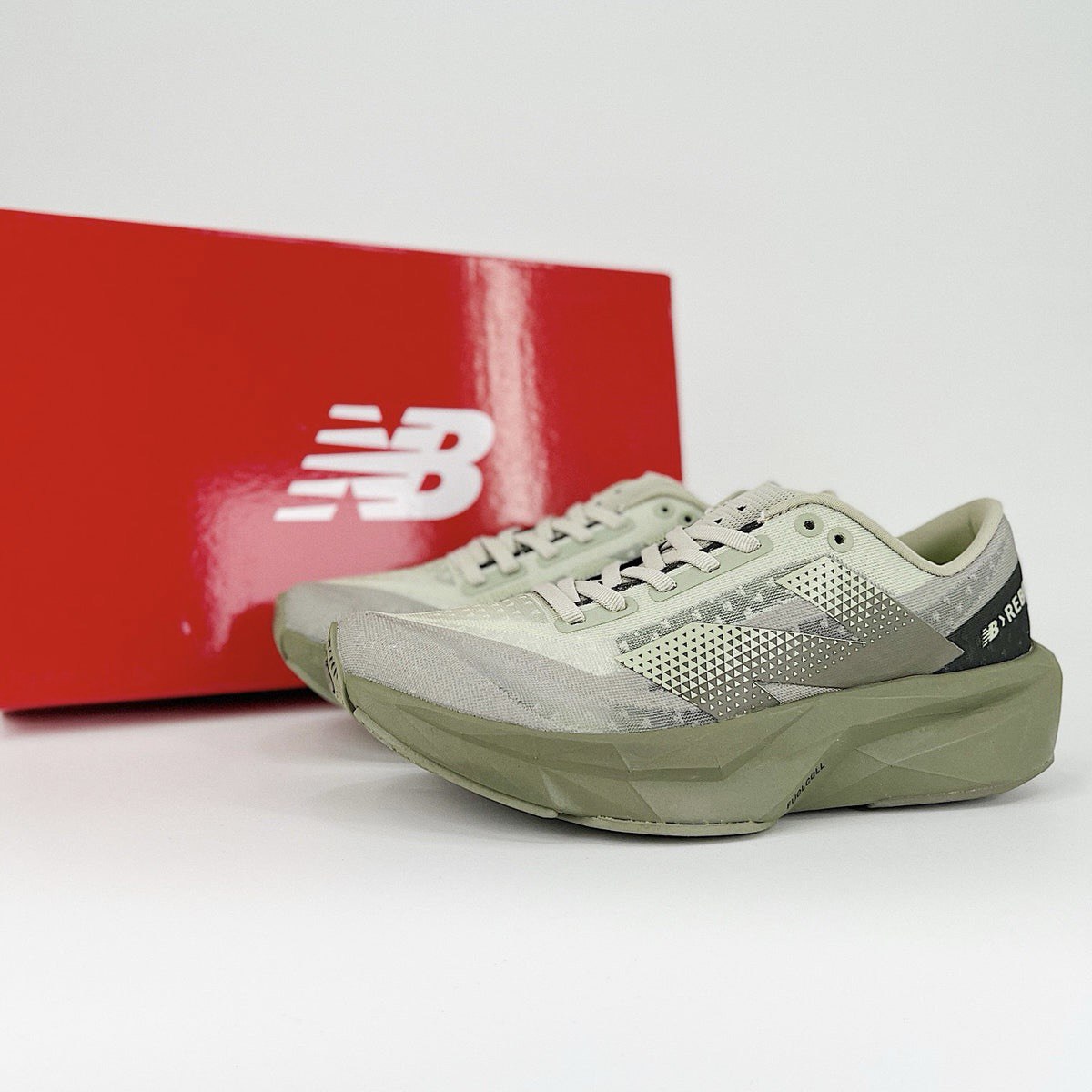 Tênis New Balance FuelCell Rebel V4 - Verde militar