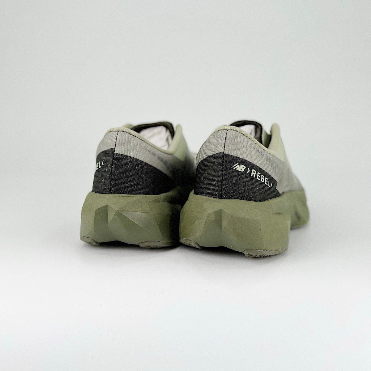 Tênis New Balance FuelCell Rebel V4 - Verde militar
