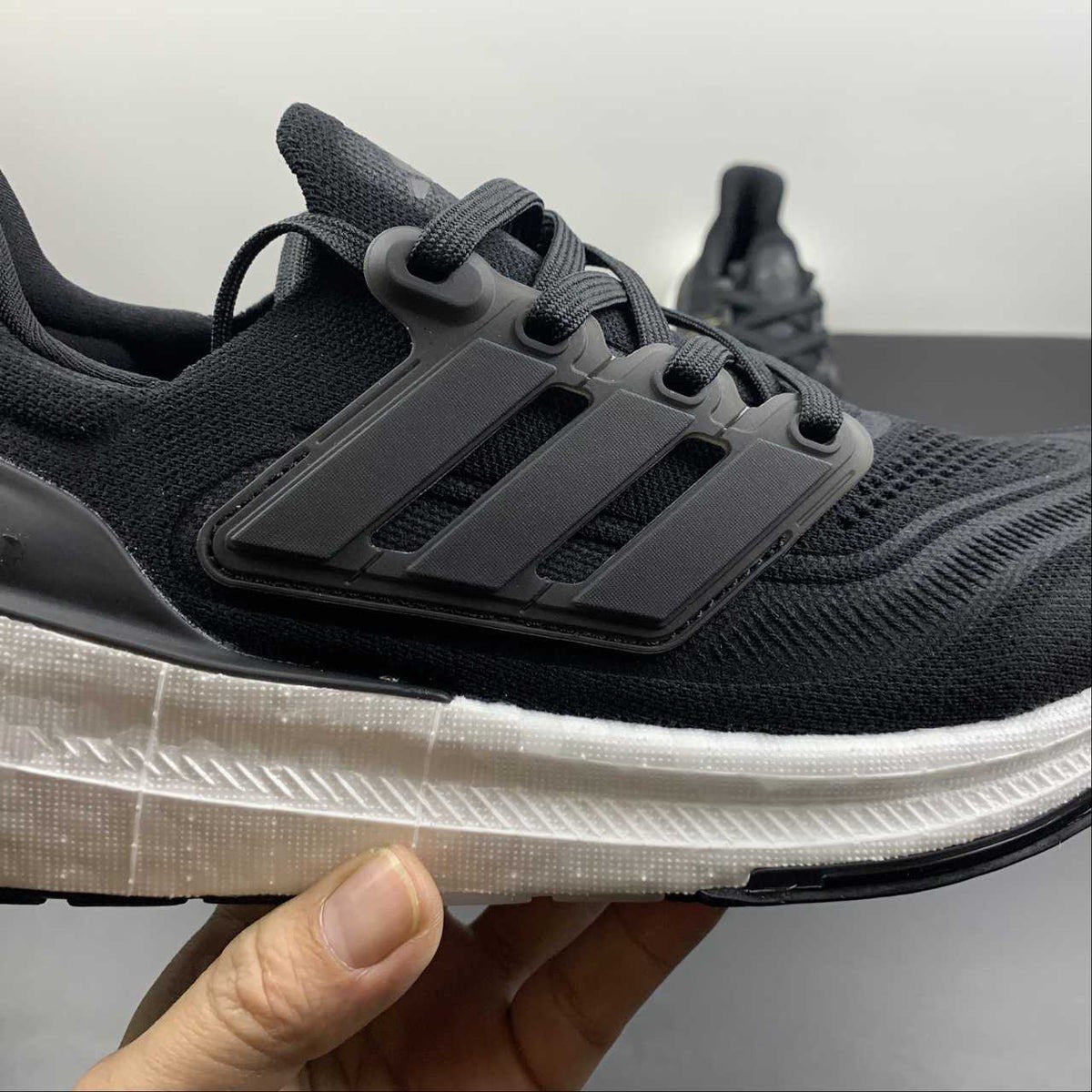 Tênis Adidas Ultraboost Light 23 Preto e Branco