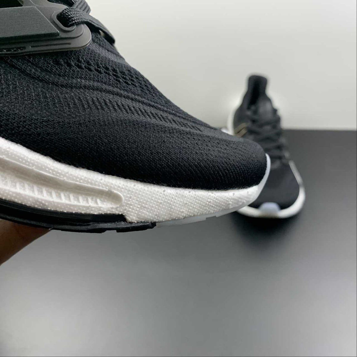 Tênis Adidas Ultraboost Light 23 Preto e Branco
