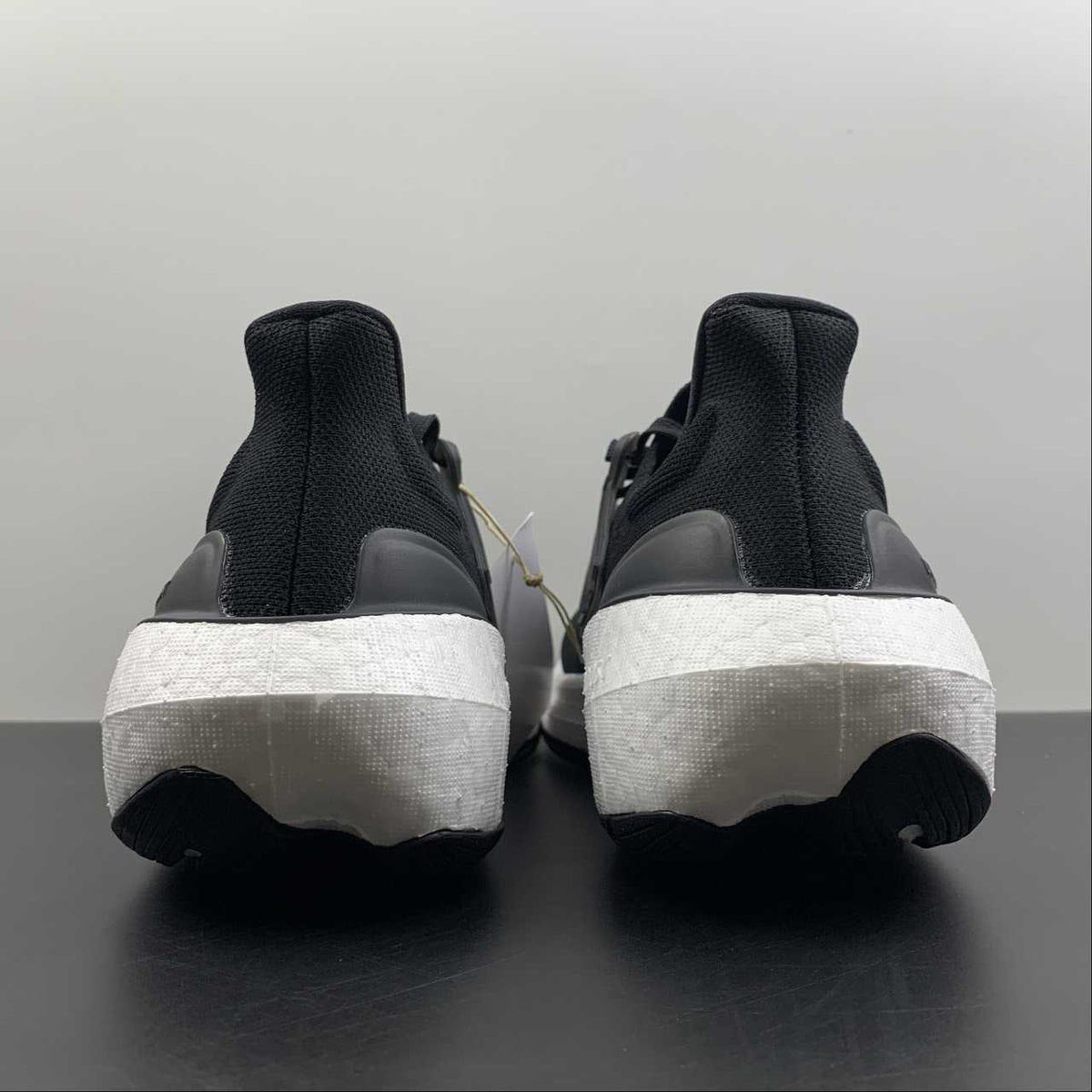 Tênis Adidas Ultraboost Light 23 Preto e Branco