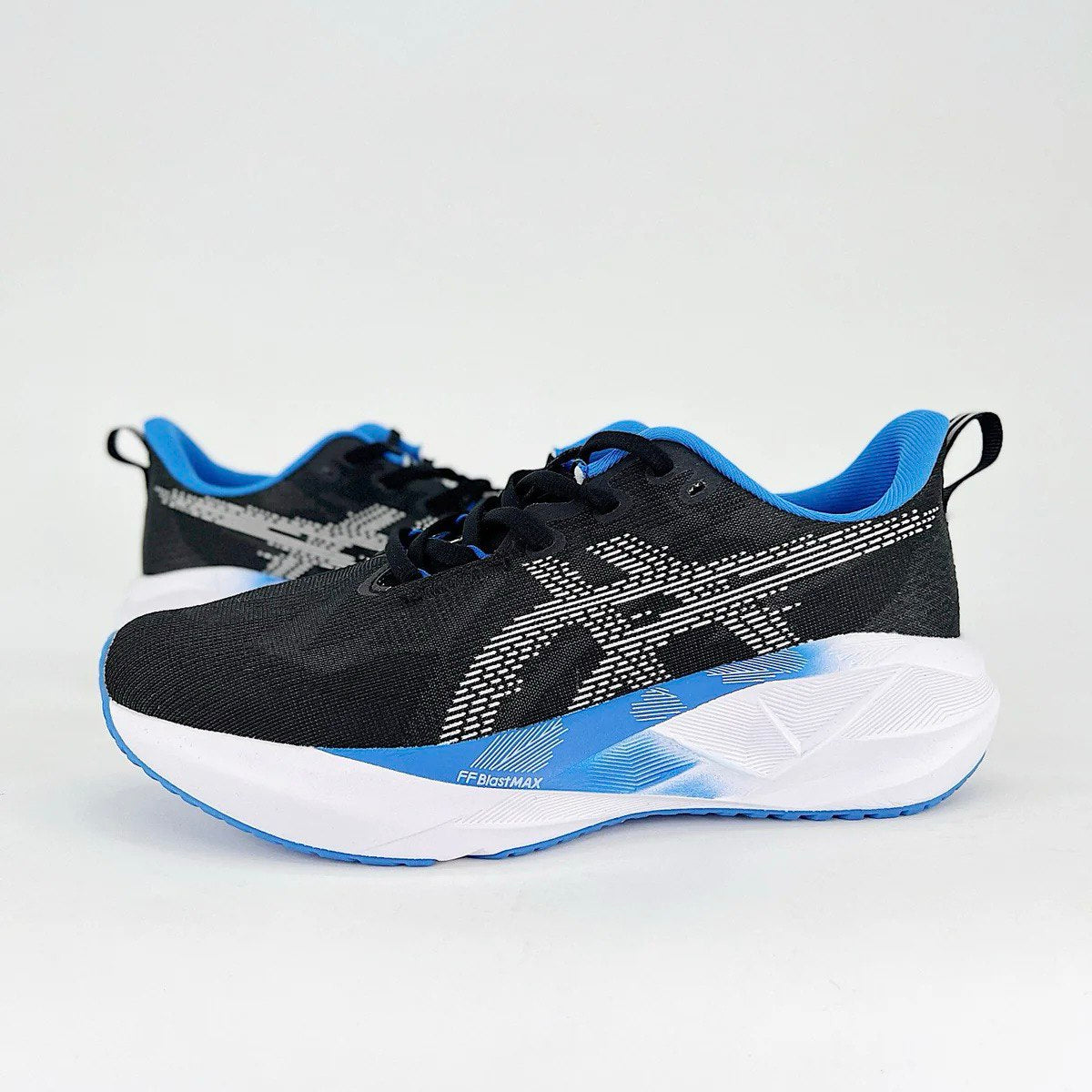 Tênis Asics Novablast 5 - Preto com Azul
